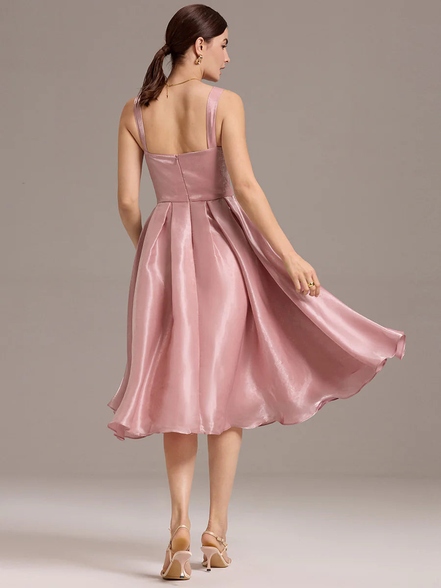 Sleeveless sweetheart neckline A-line mid-length dress suitable for various occasions